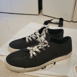 Black simple canvas sneakers